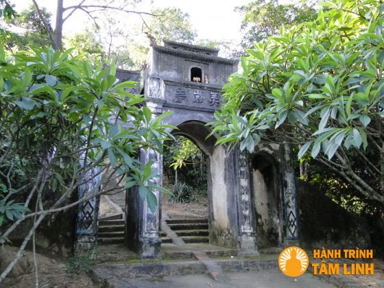 Cổng Tam Quan chùa Cầm Thực