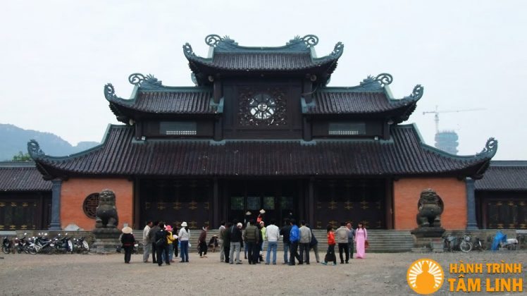 Cổng tam quan nội chùa Bái Đính