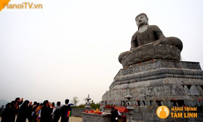 Toàn cảnh người dân lễ bái tượng A-Di-Đà chùa Phật Tích (Tiên Du,Bắc Ninh)
