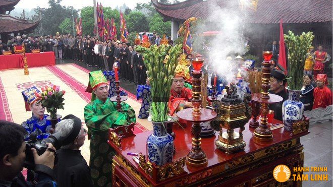 Lễ dâng hương tại đền Hùng