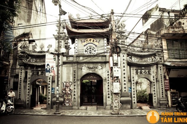 Cổng tam quan chùa Cầu Đông