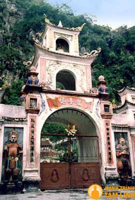 Cổng tam quan chùa Long Tiên