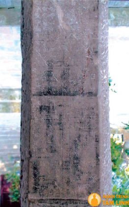 Cột đá khắc chữ Hán