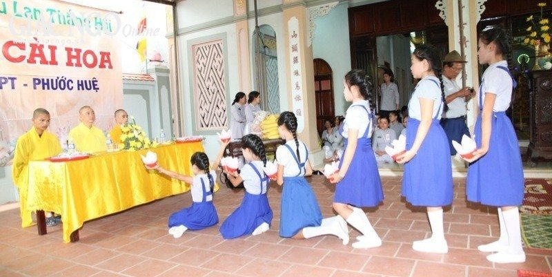 Lễ cài hoa chùa Châu Quang