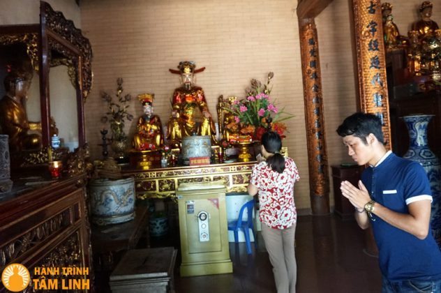 Bên trong chính điện chùa Bồ Đề