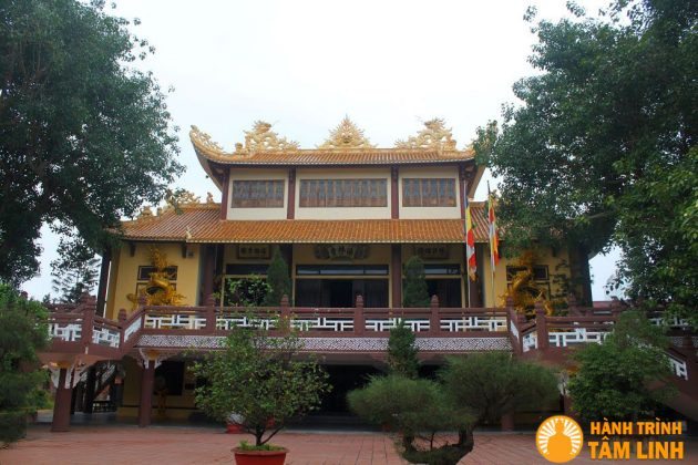 Chánh điện chùa Pháp Lâm