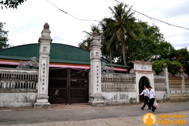 Cổng chùa Cần Linh