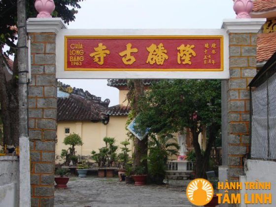 Cổng chùa Long Bàn