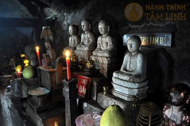Tượng Phật trong chùa Một Mái