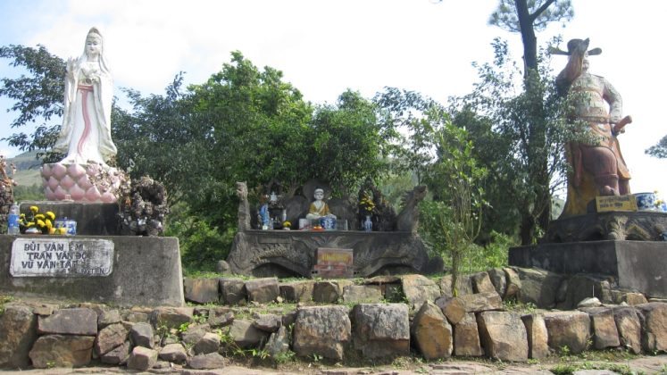 Cảnh quan chùa Ba Vàng cũ